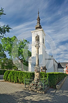 Kalvínský kostel s barokně-klasicistním sloupem v průčelí v Levicích