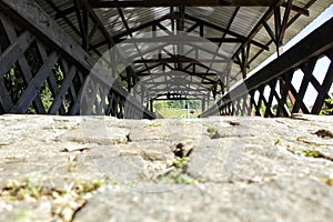 CalÃÂ§amento da rua em pedra registra parte da histÃÂ³ria da ponte photo