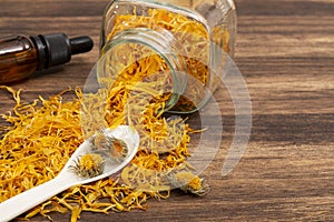 CalÃÂ©ndula officinalis Hierba AsterÃÂ¡cea - Dried calendula flowers photo