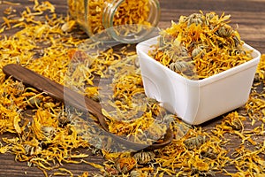 CalÃÂ©ndula officinalis Hierba AsterÃÂ¡cea - Dried calendula flowers photo