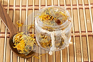 CalÃÂ©ndula officinalis Hierba AsterÃÂ¡cea - Dried calendula flowers photo