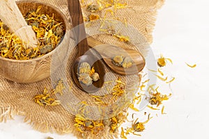 CalÃÂ©ndula officinalis Hierba AsterÃÂ¡cea - Dried calendula flowers photo