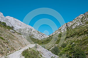 Camino de tierra entre montaÃÆÃÂ±as rocosas en el valle de Mazobre photo