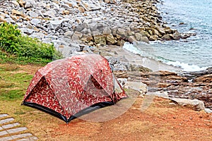 Mascheramento una tenda campeggio pagine sul riva del mare 