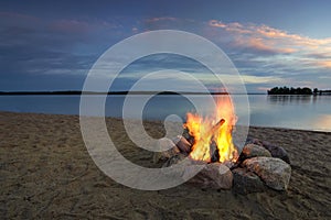 Campeggio sul sabbioso Spiaggia accanto a sul tramonto. Stati Uniti d'America 