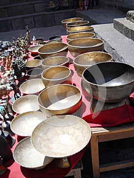 campane tibetane in vendita, mercato a Kathmandu photo