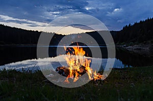 Lagerfeuer nach Sonnenuntergang berge nächste auf der 