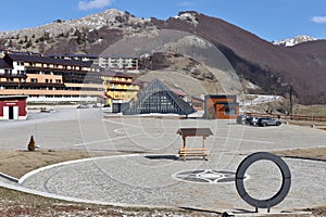 Campitello Matese - Piazza centrale della stazione sciistica dal parcheggio