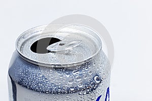 A can of carbonated water and drops of water