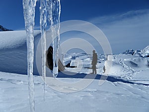 candelotti di ghiaccio con neve bianchissima photo