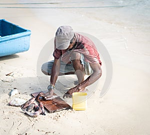 Sincero nero pescatore sul Costa più vicino Oceano 