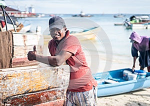 Sincero nero pescatore sul Costa più vicino Oceano 