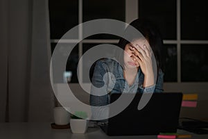 Upřímný z mladý asijský žena pozdě noc zdůraznil ven výzkum na počítač přenosný počítač nebo zápisník na 
