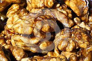 Candied walnut kernels