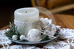 Sviečková dekorácia na stôl počas Vianoc.