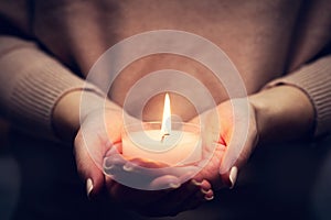 Sviečka svetlo řeřavý v ruky. modlí viera náboženstvo 