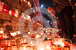 Lume di candela veglia tenuto onorare da Lettonia27indipendenza 
