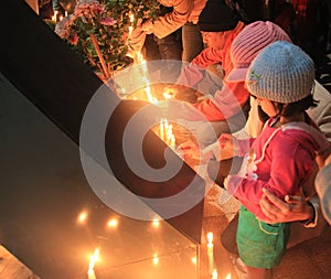 Candlelit ceremony in support of gangrape victim's death at India