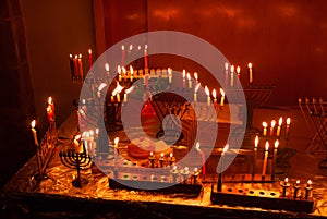 Mesa colocar jánuca donas menor incendio vistoso cera velas 