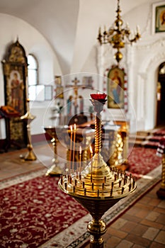 Candles in the candle for churches. Photo of the illuminated cerca and candle in the candle photo