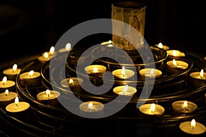 Sviečky svieti ako modlitba dáma katedrála paríž francúzsko 