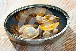 Canned natural molluscs in tin