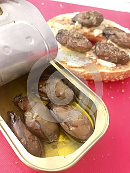 Canned oysters with slice bagel