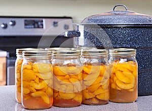 Canned peaches with large pot or canner