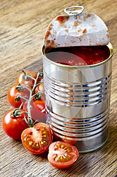 Canned raw food and tomatoes