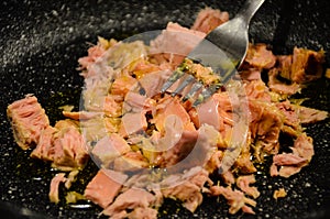 Canned tuna chunks