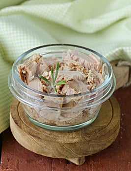 Canned tuna with rosemary