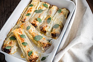 Cannelloni with mincemeat and bechamel