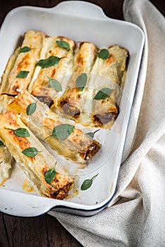 Cannelloni with mincemeat and bechamel