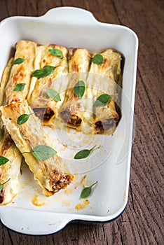 Cannelloni with mincemeat and bechamel