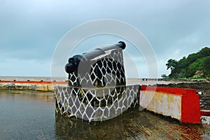 The cannon aimed at the Java Sea at the Portuguese bull is the remains of the Portuguese troops in the Jepara district