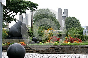 Cannon-balls and a cannon in the city of Brest