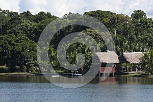 Canoa turistas cruces limpiar Agua laguna la jungla cielo nubes 