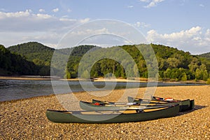 Canoa sobre el terraplén 