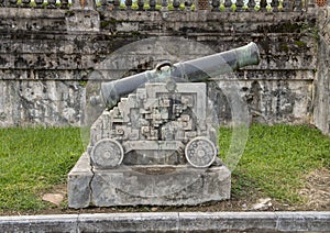 Canon beside the steps to the terrace of the garden of the Forbidden city, Imperial City, Citadel, Hue, Vietnam