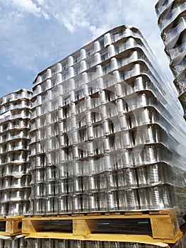 Cans palletized