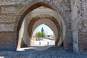 Cantalapiedra gate. Madrigal de la Altas Torres wall