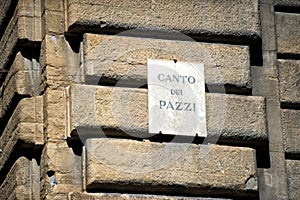 Canto dei pazzi - mad song sign