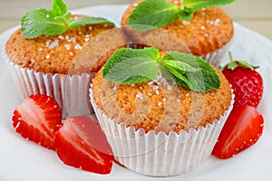 Capcake with mint and strawberries