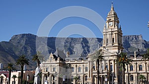 Cape Town City hall with table mountain in the background.