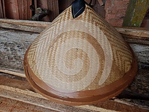 Caping is a simple hat made of woven bamboo