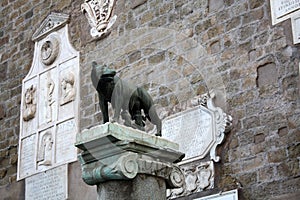 Capitoline Wolf statues with twins