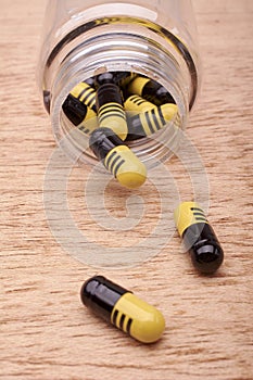 Capsules or pills of medicament from transparent bottle