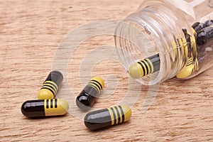 Capsules or pills of medicament from transparent bottle