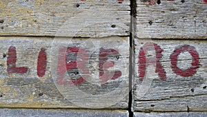 Titolo sul vecchio di legno porta 