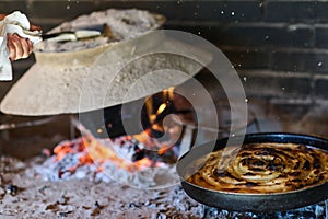 Erfassen Wesen aus bosnisch Kochen traditionen Vorbereitung aus traditionell bosnisch Kuchen die geschenke 